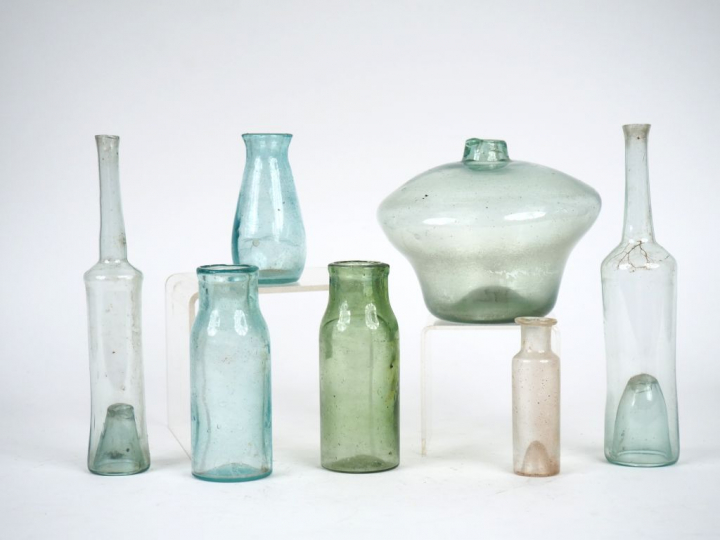 7 bouteilles ou flacons en verre soufflé.