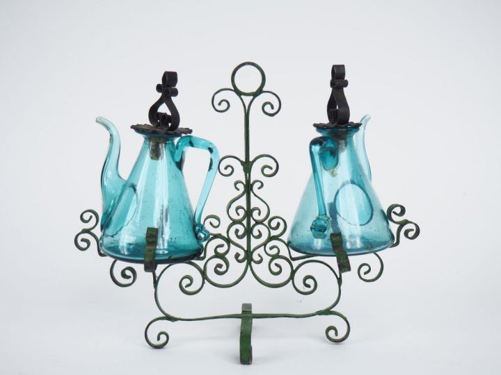 Huilier vinaigrier en verre soufflé et tôle verte.