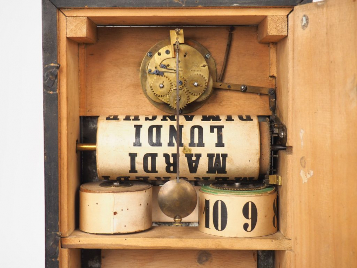 Pendule borne calendrier Napoléon III en bois noirci. Avec son balanci