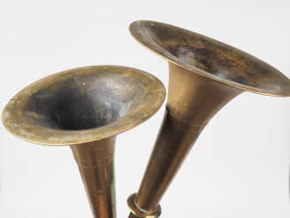 Vente aux enchères Deux grandes et longues trompettes en cuivre. (soudures) H. 164 cm et 