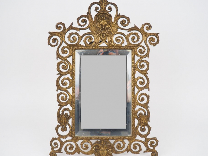 Grand miroir de toilette de style Louis XIV en bronze à décor de 4 mas