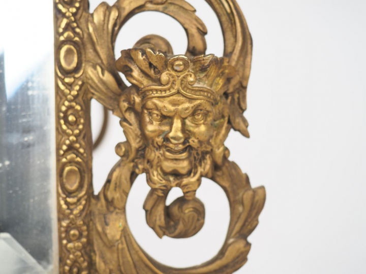 Grand miroir de toilette de style Louis XIV en bronze à décor de 4 mas