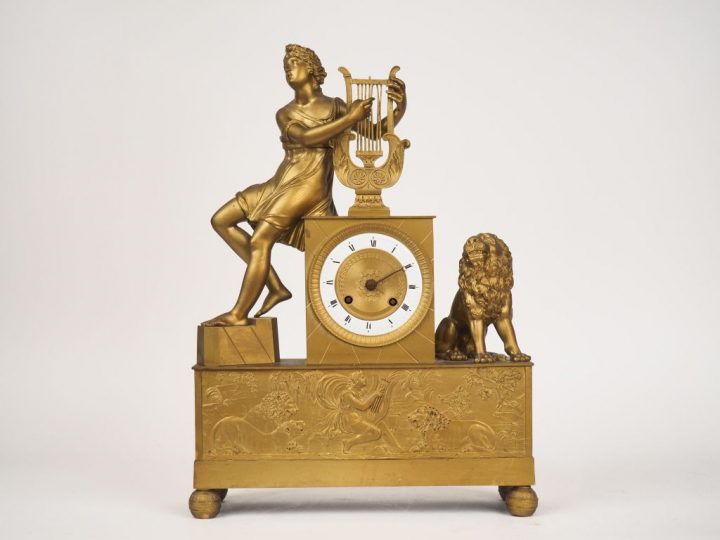 Pendule Restauration en bronze repatiné et doré, à décor d'Apollon et 
