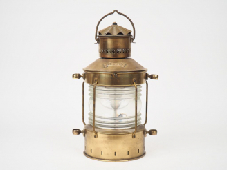 Vente aux enchères Lampe tempête en verre et laiton marquée Ankerlicht. H. 40 cm