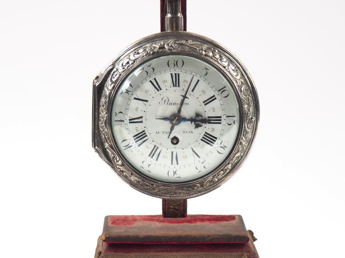 Montre de carosse XIXème en métal argenté en forme de montre de gousse