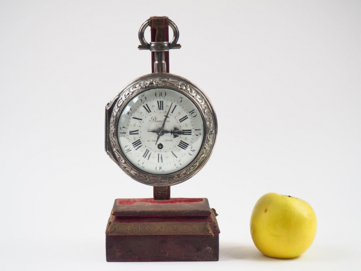 Montre de carosse XIXème en métal argenté en forme de montre de gousse