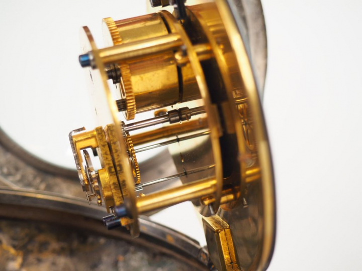 Montre de carosse XIXème en métal argenté en forme de montre de gousse