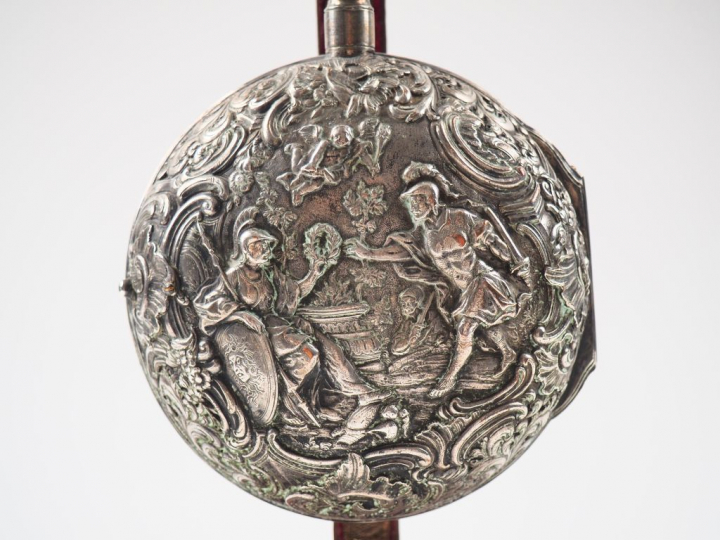 Montre de carosse XIXème en métal argenté en forme de montre de gousse