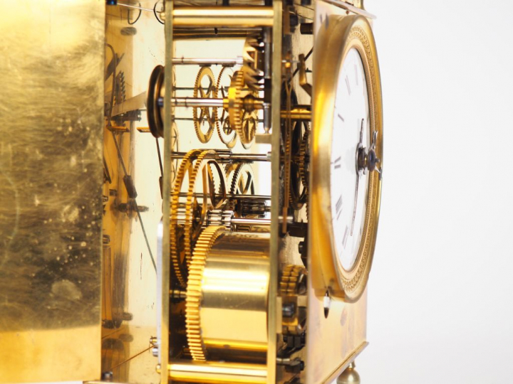 Pendule "capucine" début XIXème en laiton, cadran émaillé. (très bel é