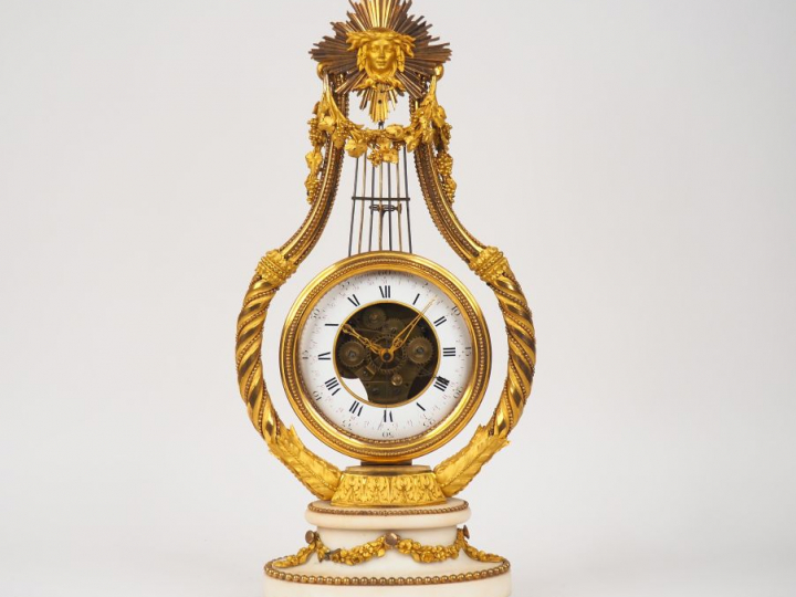 Pendule lyre Louis XVI en bronze ciselé, doré et marbre blanc, à décor