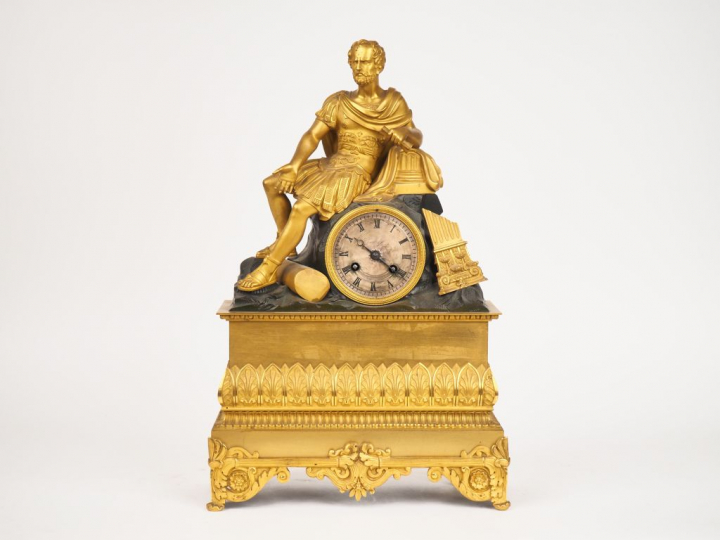 Pendule Restauration en bronze patiné et doré, à décor d'un Empereur r