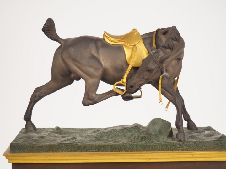 Pendule Restauration en bronze polychrome vert brun et doré, à décor d