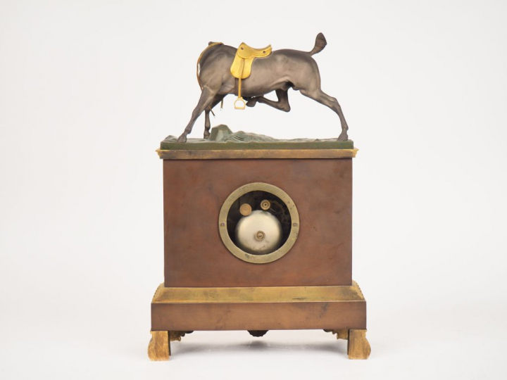 Pendule Restauration en bronze polychrome vert brun et doré, à décor d