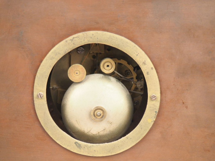 Pendule Restauration en bronze polychrome vert brun et doré, à décor d