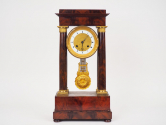 Vente aux enchères Pendule portique Empire en acajou et bronze doré, (petits accidents à 