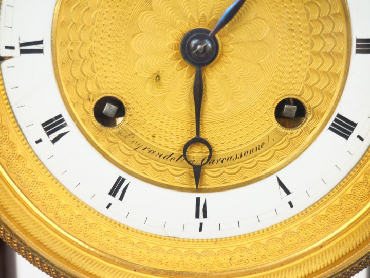 Pendule portique Empire en acajou et bronze doré, (petits accidents à 