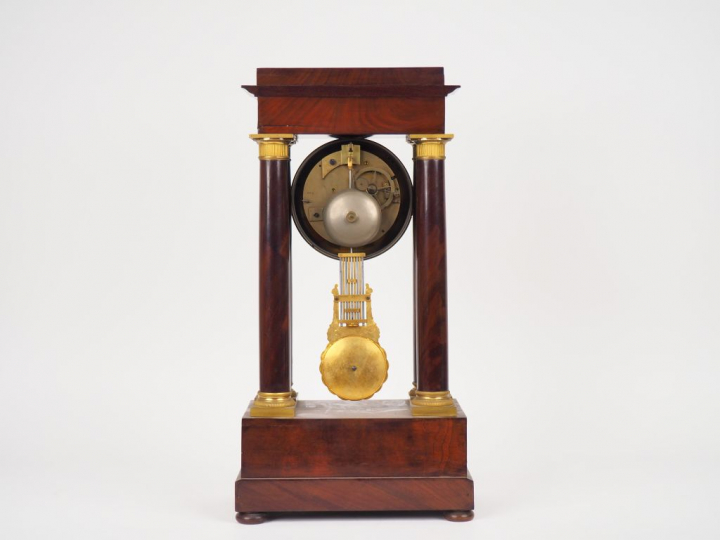 Pendule portique Empire en acajou et bronze doré, (petits accidents à 