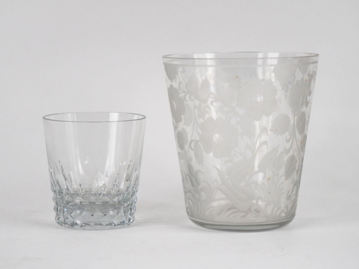 BACCARAT.  Vase en cristal gravé à décor de fleurs. Signé. H. 17,5 cm 