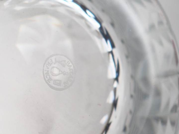 BACCARAT.  Vase en cristal gravé à décor de fleurs. Signé. H. 17,5 cm 