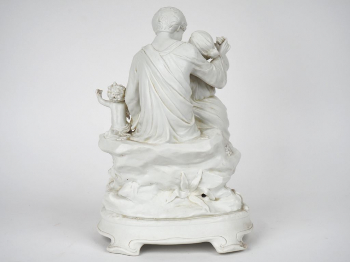 Groupe 1900 en biscuit "famille antique". H. 30,5 cm