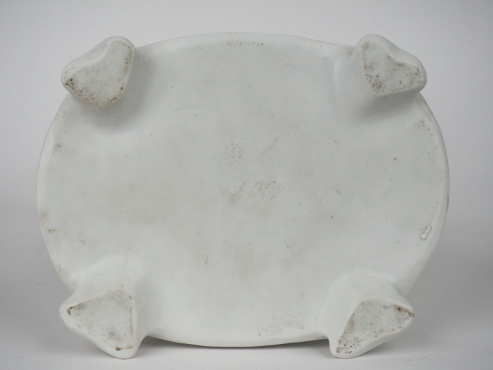 Groupe 1900 en biscuit "famille antique". H. 30,5 cm