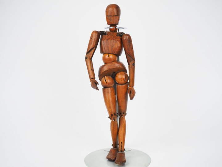 Mannequin de peintre en bois naturel articulé. H. 38 cm