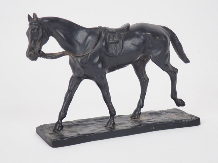 Gaston d'ILLIERS. "Cheval de course". Sujet en bronze. Signé. Dim.. 8,