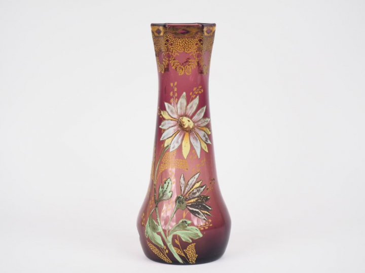 Vase Napoléon III en verre mauve à décor émaillé de fleurs polychromes