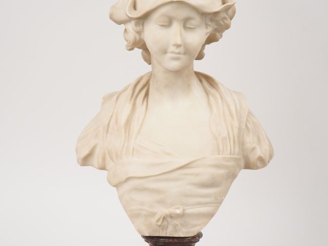 Ecole française 1900  "jeune fille en buste au fichu" Sculpture en alb