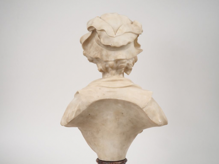Ecole française 1900  "jeune fille en buste au fichu" Sculpture en alb