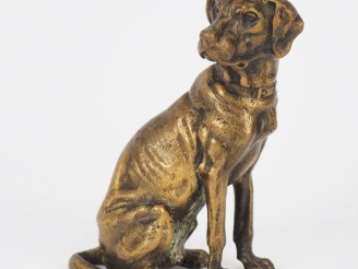 Vente aux enchères Sujet en bronze "chien de chasse assis". H. 11 cm