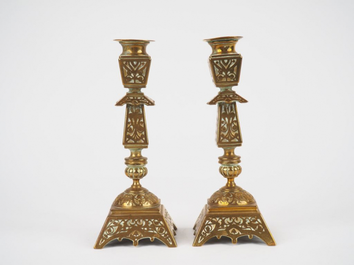 Paire de bougeoirs XIXème en bronze à décor gravé de rinceaux.  H. 21 