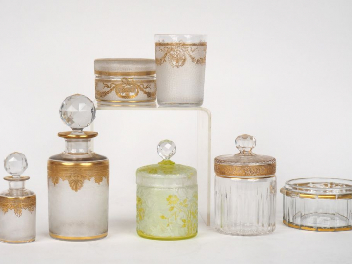 5 différents flacons de toilette en cristal, décor émaillé et doré. On