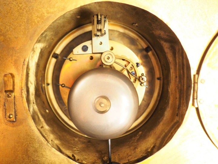 Cartel d'applique de style Louis XVI en bronze doré, à décor de vase à