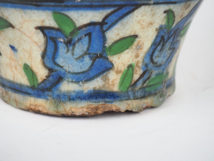 Vase ovoide persan en céramique polychrome à décor de rinceaux feuilla
