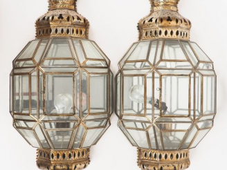 Vente aux enchères Paire d'appliques murales en verre et métal. Dim. 65 x 30 cm
