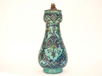 Vente aux enchères Vase balustre en faïence marocaine monté en lampe, fond turquoise. H. 
