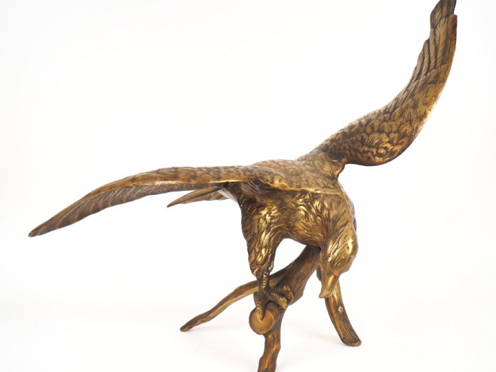 Grande sculpture en régule "l'aigle".  Dim. 57,5 x 81 cm