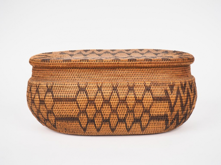 Boite à couture ovale en osier bicolore. Dim. 15 x 36 cm.
