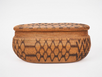 Vente aux enchères Boite à couture ovale en osier bicolore. Dim. 15 x 36 cm.