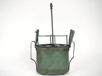 Vente aux enchères Oeufrier de style Empire en tole verte et dorée. Dim . 28 x 25 x 12 cm
