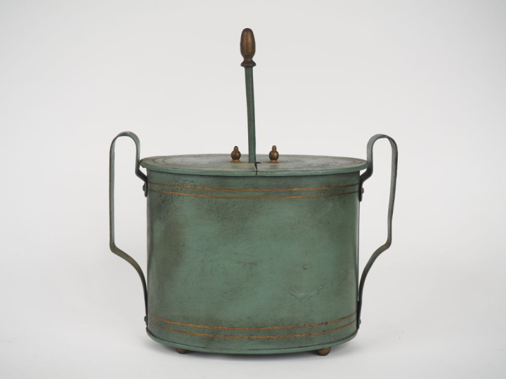 Oeufrier de style Empire en tole verte et dorée. Dim . 28 x 25 x 12 cm