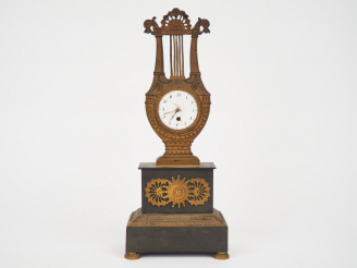 Vente aux enchères Pendulette lyre Restauration en bronze et tôle patinée et dorée, cadra