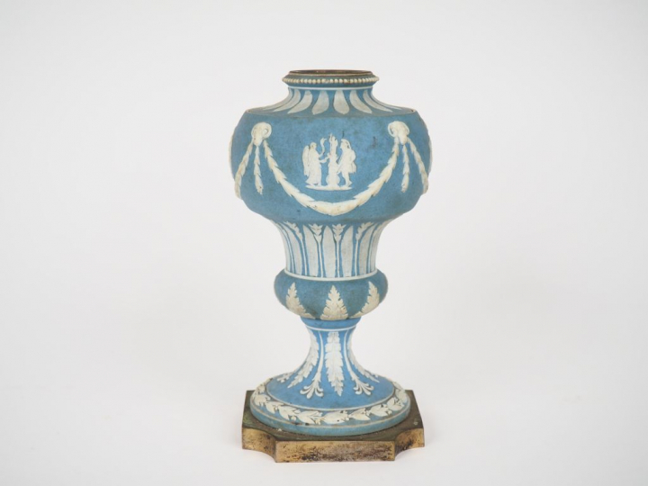 Vase balustre XIXème en Wedgwood bleu et blanc. Pied en métal H. 17 cm