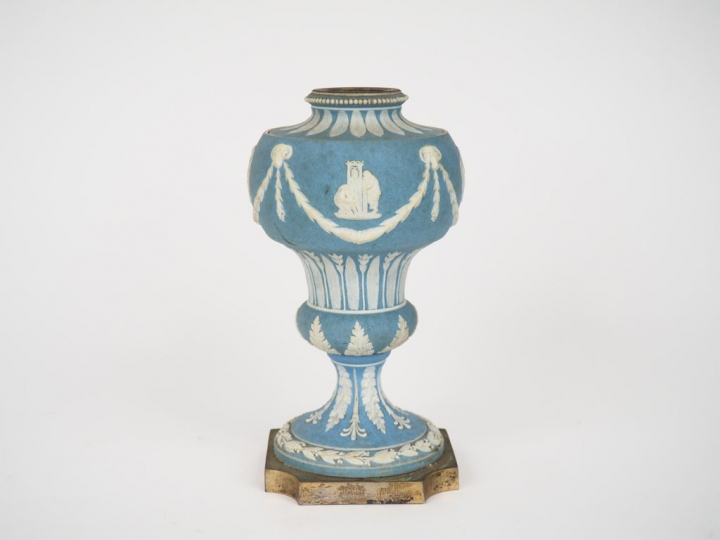 Vase balustre XIXème en Wedgwood bleu et blanc. Pied en métal H. 17 cm