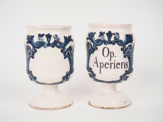 Vente aux enchères Paire de petits pots de pharmacie XIXème en faience, décor de cartouch