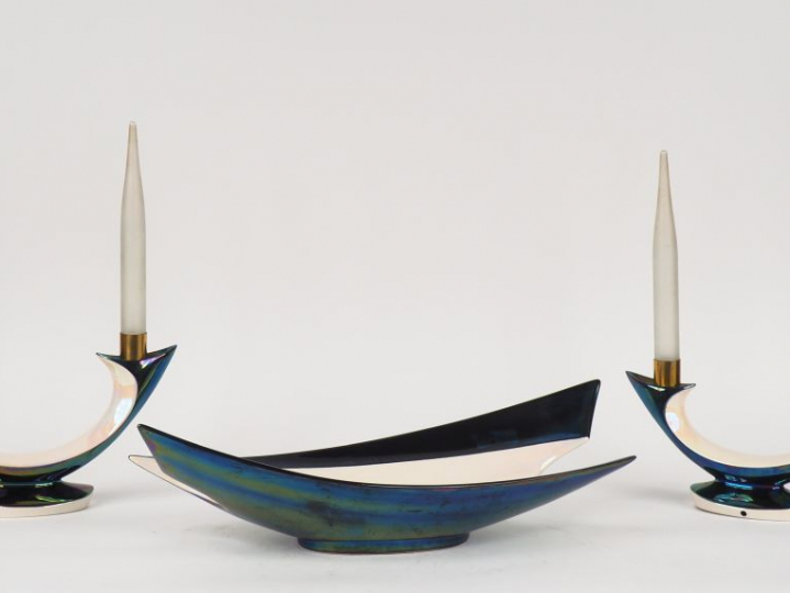 Garniture de table en porcelaine bicolore comprenant : un présentoir e