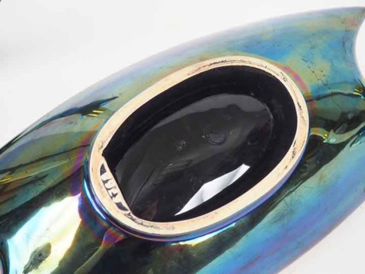 Garniture de table en porcelaine bicolore comprenant : un présentoir e