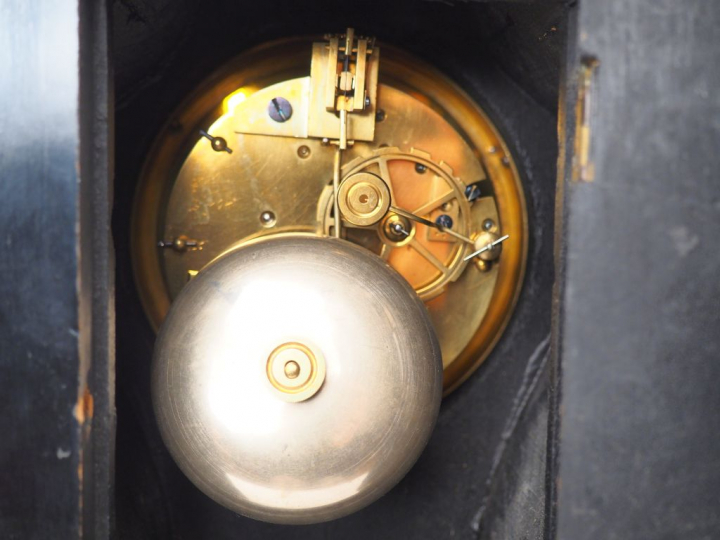 Garniture de cheminée de style Louis XV en marqueterie Boulle et métal