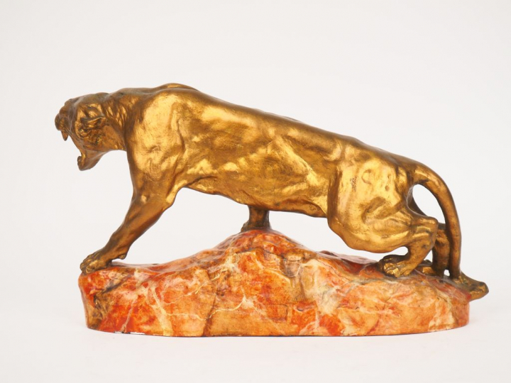 CARTIER.  "la lionne en furie" Sculpture en plâtre polychrome. Signée 